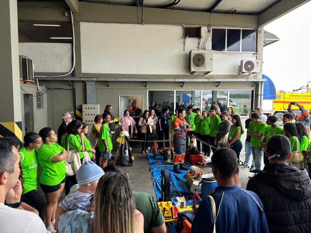 Niterói: Jovens visitam estrutura da Polícia Federal