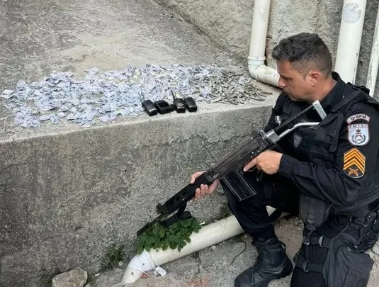 Niterói: Operação policial no Morro do Estado apreende drogas