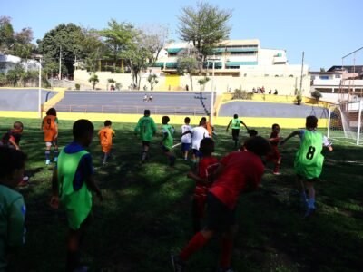 Niterói entrega campo de futebol novo em Santa Bárbara