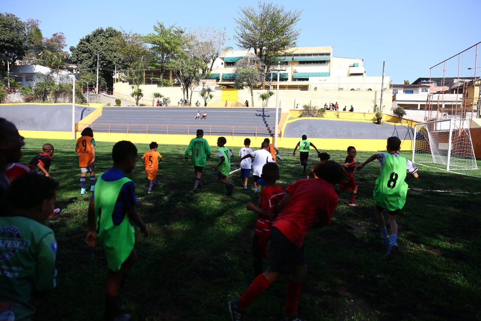 Niterói entrega campo de futebol novo em Santa Bárbara