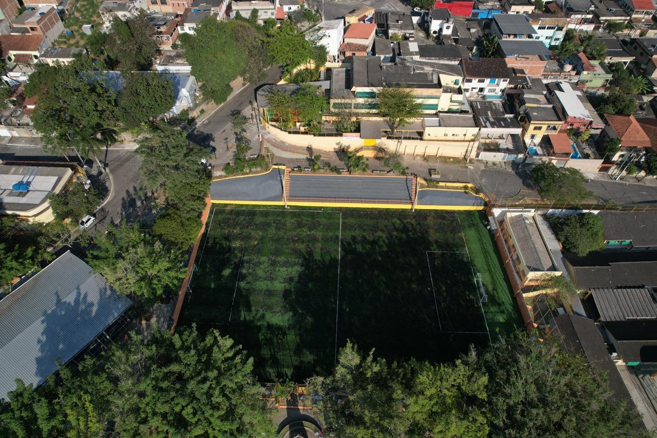 Niterói entrega campo de futebol novo em Santa Bárbara