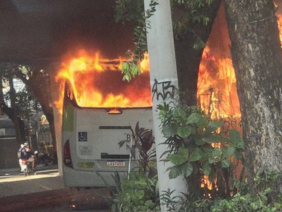 Ônibus pega fogo e provoca interdição em avenida