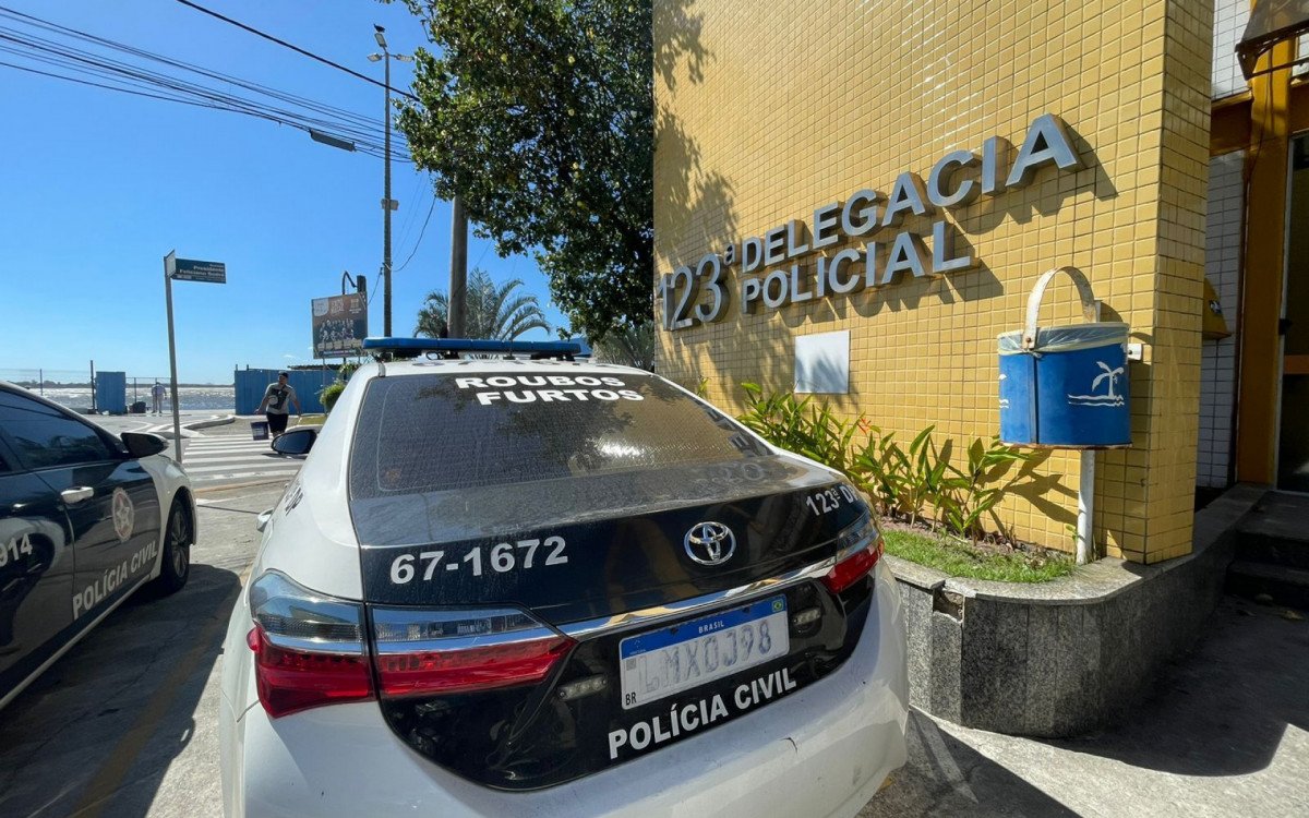 Polícia investiga bebê encontrado morto no valão em Macaé