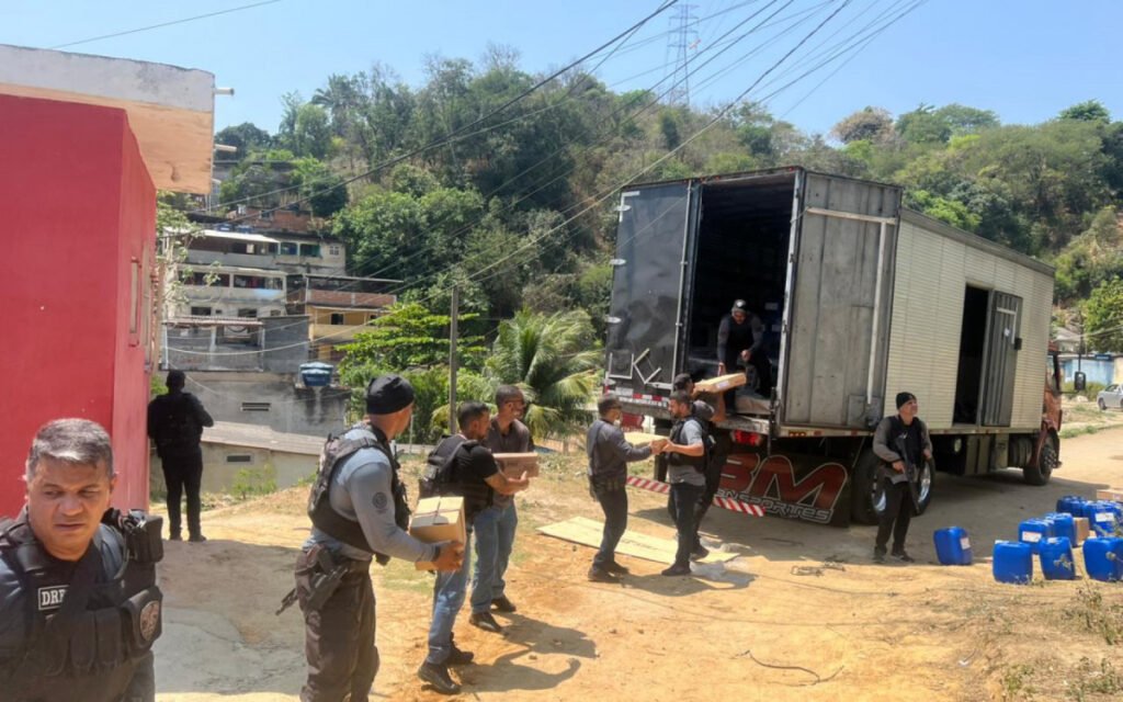 Polícia resgata motorista e recupera carga na Baixada