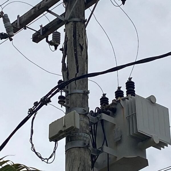 Poste danificado em Camboinhas preocupa moradores - Vídeo