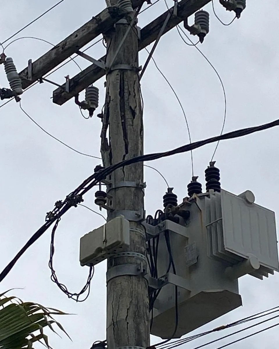 Poste danificado em Camboinhas preocupa moradores - Vídeo