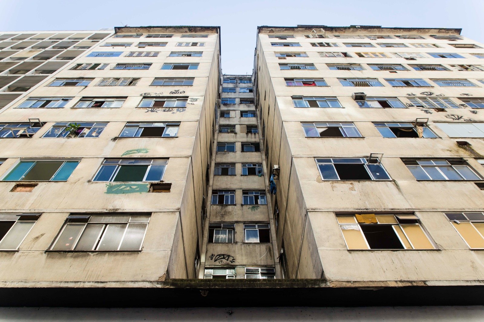 Prédio da Caixa, como é conhecido o Condomínio Nossa Senhora da Conceição, na Avenida Ernani do Amaral Peixoto, em Niterói: termina polêmica na Justiça com acordo entre Prefeitura  e Ministério Público, com moradores despejados tendo direito à indenização | Divulgação/MPRJ