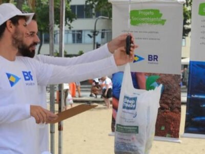 Projeto Tatuí promove limpeza na Praia do Flamengo