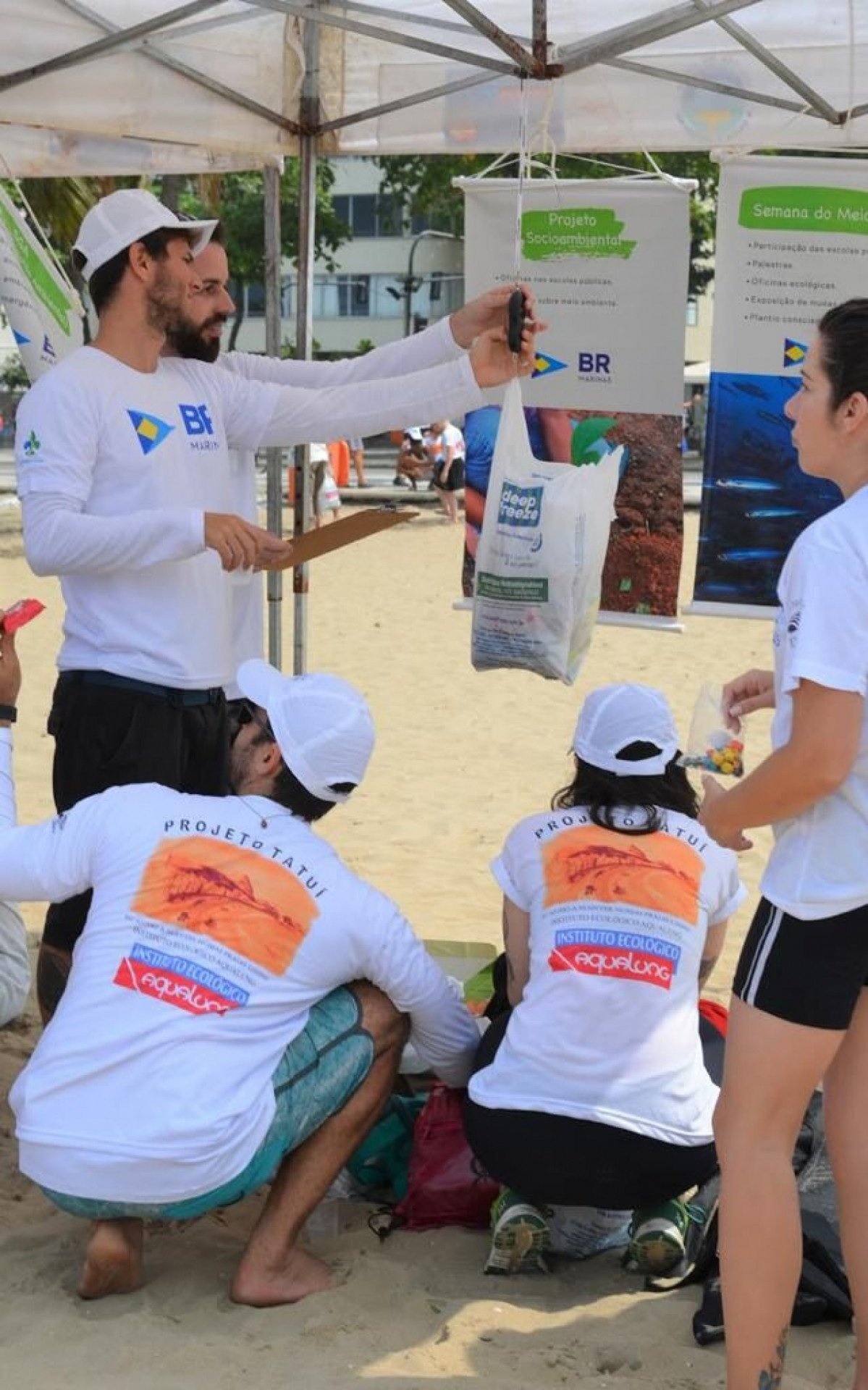 Projeto Tatuí promove limpeza na Praia do Flamengo