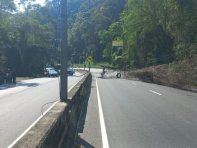 Queda de poste causa caos em Grajaú-Jacarepaguá