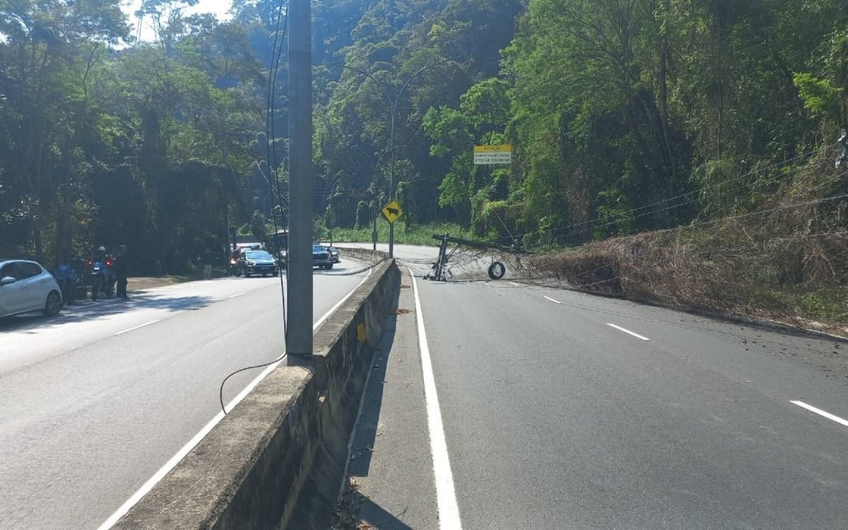 Queda de poste causa caos em Grajaú-Jacarepaguá