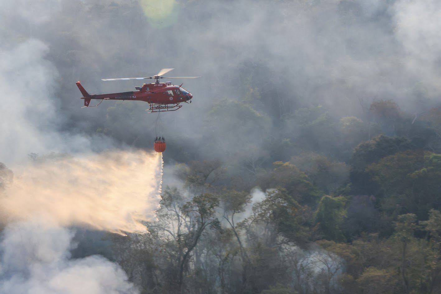 Incêndios no Rio de Janeiro: Governador Cláudio Castro determina o fechamento de 40 parques e articula ações de combate a incêndios, sobretudo aqueles que possam estar associados a crimes