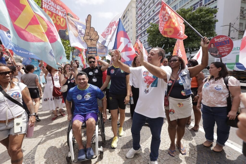 Niterói: Rodrigo Neves (PDT) e Isabel Swan (PV) mobilizam atletas em caminhada pela Praia de Icaraí, com participação de diversos líderes políticos, dentre eles Marcelo Freixo, Comte Bittencourt, Felipe Peixoto e Juliana Benício.