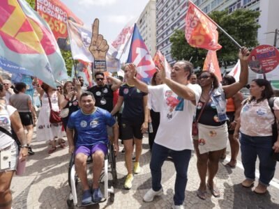 Niterói: Rodrigo Neves (PDT) e Isabel Swan (PV) mobilizam atletas em caminhada pela Praia de Icaraí, com participação de diversos líderes políticos, dentre eles Marcelo Freixo, Comte Bittencourt, Felipe Peixoto e Juliana Benício | Divulgação