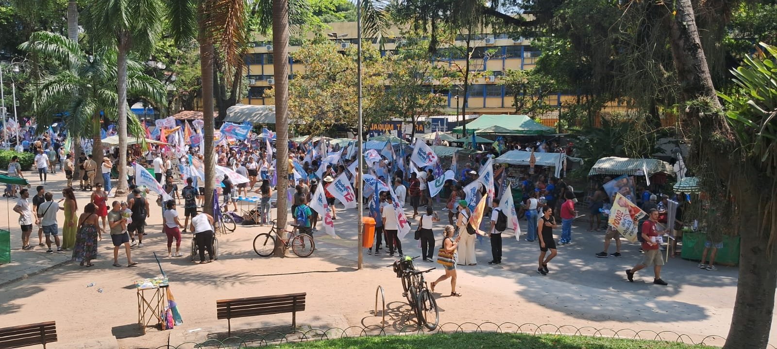 Campanha de Rodrigo Neves superlota Icaraí com diversos atos políticos: após caminhadas pelas ruas do bairro, candidatas, candidatos e militantes chegam ao Campo de São Bento | André Freitas/Folha do Leste