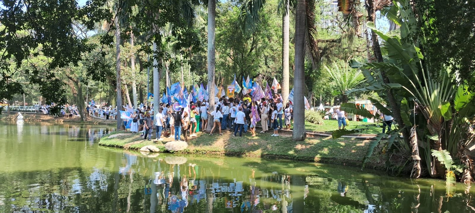 Abraço simbólico ao lago do Campo de São Bento