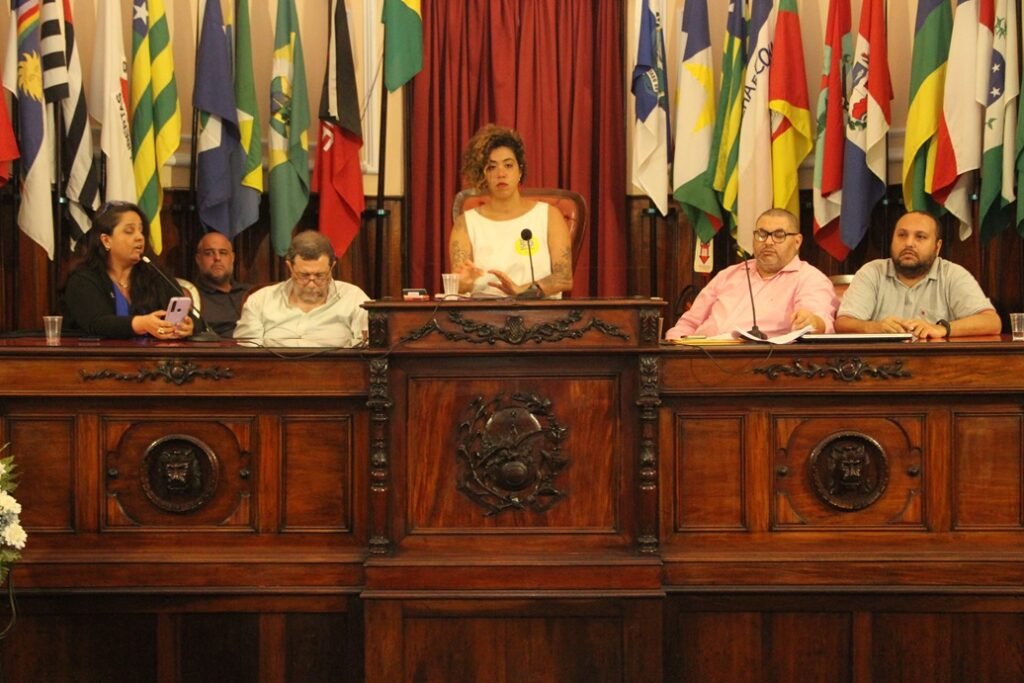 Talíria Petrone, Psol, que concorre à Prefeitura de Niterói pelo Psol. participa de sabatina com jornalistas do portal de notícias Folha do Leste no plenário da Câmara Municipal de Niterói e responde a perguntas desafiadoras sobre questões públicas da cidade, ladeada pelos jornalistas (da esquerda para a direita) Angel Cavalcatti, Rodrigo Sullivan, Vicente Dattoli, André Freitas e Luiz Cláudio Abud | Marcelo Feitosa/Folha do Leste/Brasil 21 Comunicação | ₢ Todos os Direitos Reservados | Proibida a Reprodução
