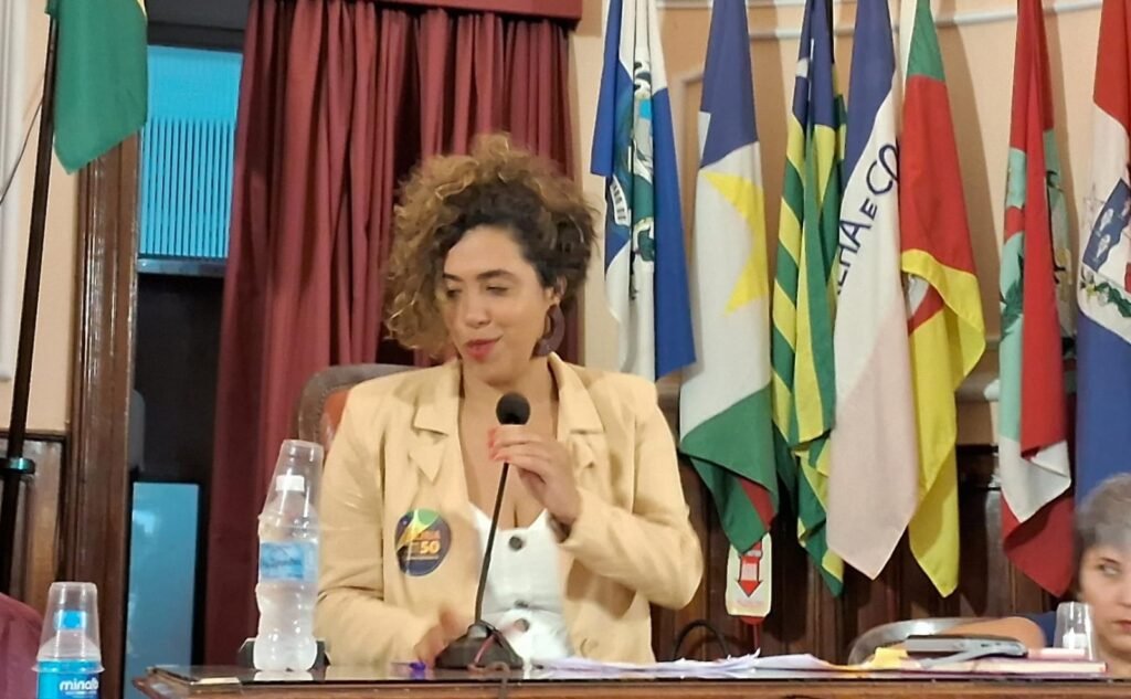 Dando sequência às sabatinas com os os candidatos à Prefeitura de Niterói nas eleições municipais de 2024, os jornalistas do FOLHA DO LESTE entrevistam nesta sexta-feira (27), às 17h, a deputada federal Talíria Petrone (Psol). O evento acontece no plenário da Câmara Municipal de Niterói e terá transmissão ao vivo em nossa página no Facebook.