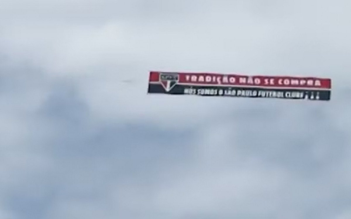 São Paulo provoca Botafogo com faixa aérea antes do jogo