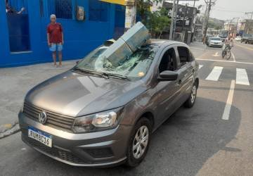 Semáforo destrói carro em São Gonçalo