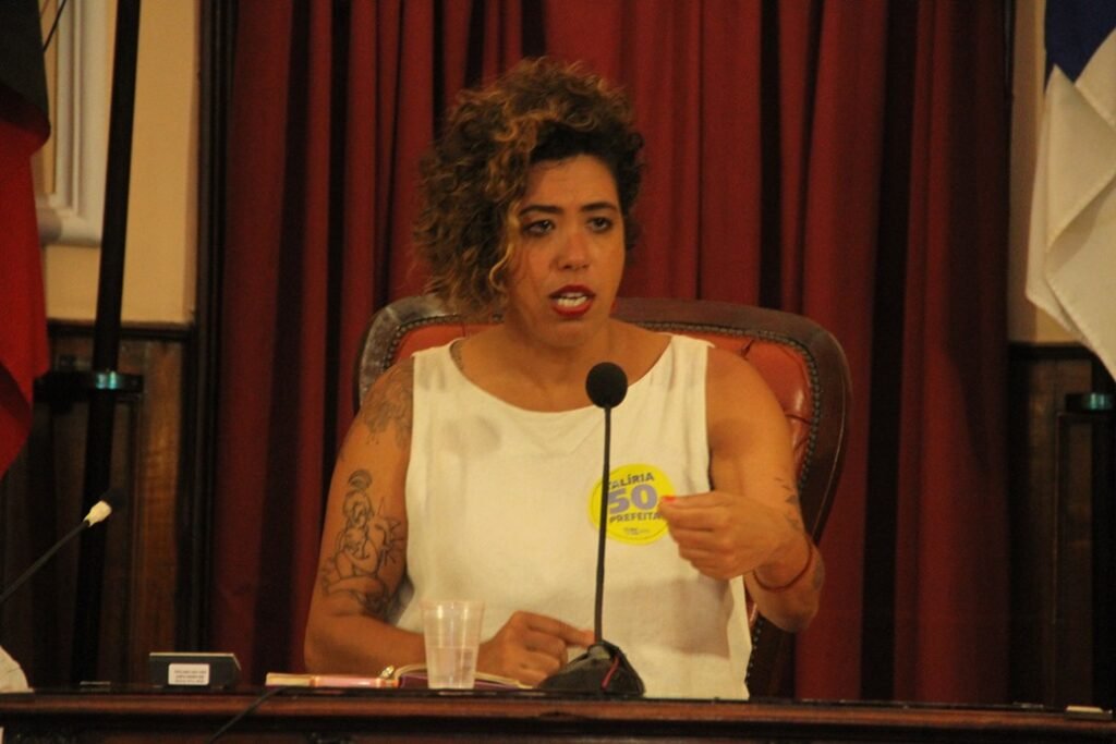 Talíria Petrone, Psol, que concorre à Prefeitura de Niterói pelo Psol. participa de sabatina com jornalistas do portal de notícias Folha do Leste no plenário da Câmara Municipal de Niterói e responde a perguntas desafiadoras sobre questões públicas da cidade; ao seu lado, o diretor-executivo André Freitas, mediador do encontro