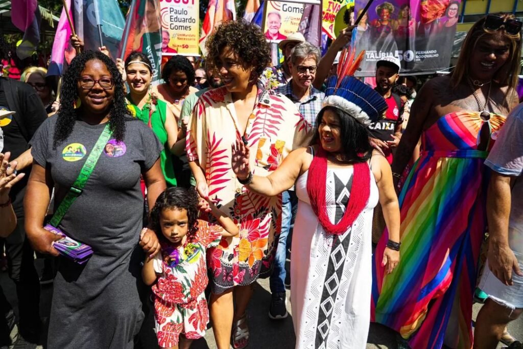 Candidata Talíria Petrone caminha com ministra Sônia Guajajara no Campo de São Bento, durante evento de campanha no último dia 15 |  Divulgação