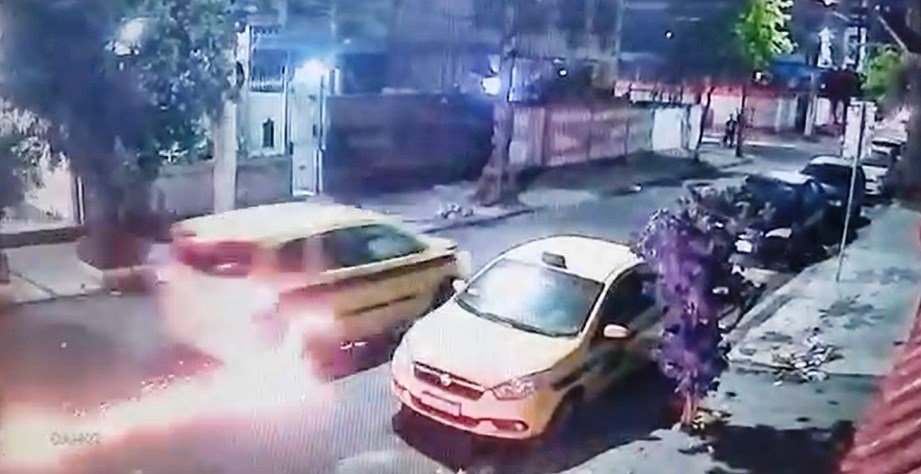 Táxi pega fogo após colidir com moto em Vila Isabel - Vídeo