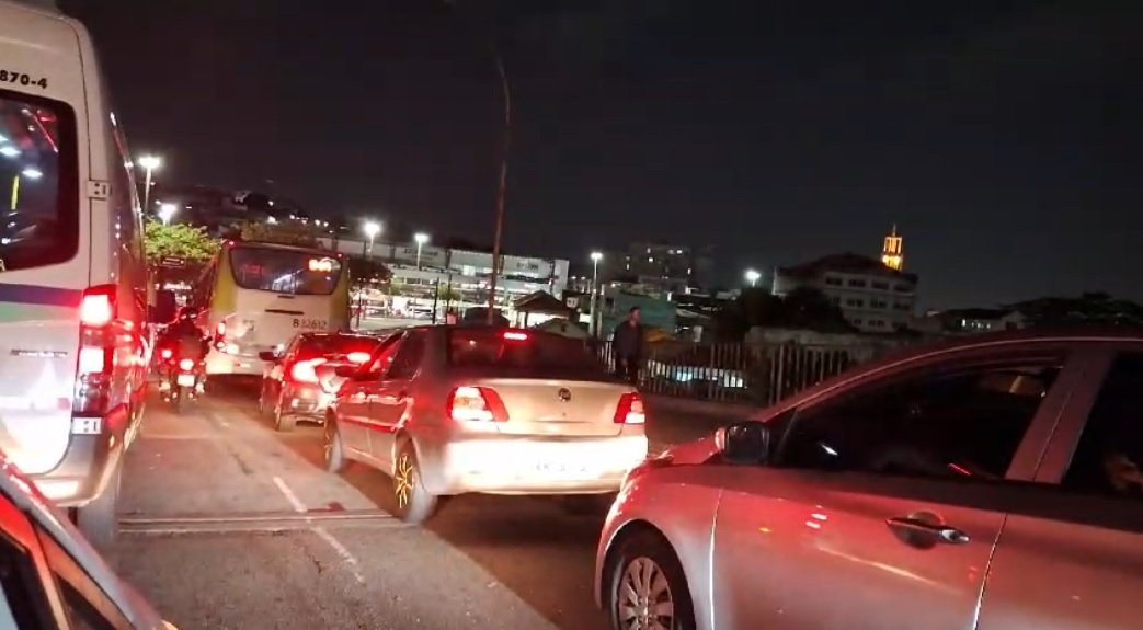 Trânsito caótico no entorno do Estádio Nilton Santos - Vídeos