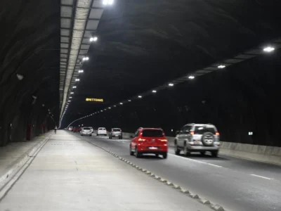 Trânsito intenso no túnel Charitas-Cafubá em Niterói