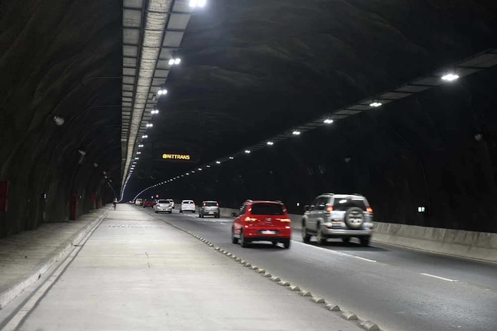 Trânsito intenso no túnel Charitas-Cafubá em Niterói