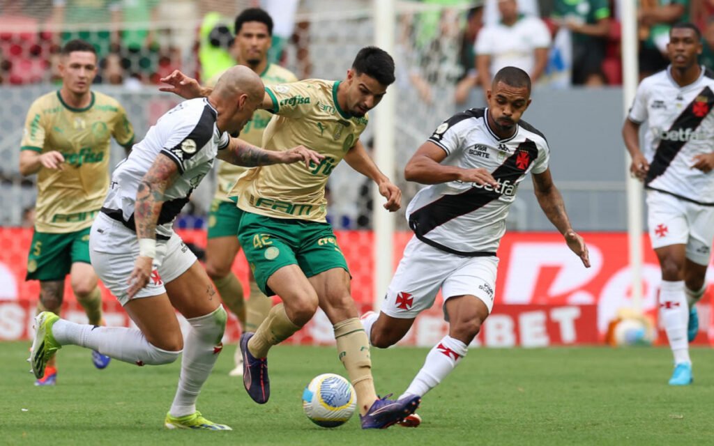 Vasco sofre com erros e perde para Palmeiras