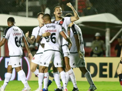 Vasco vence o Vitória e segue embalado no Brasileirão