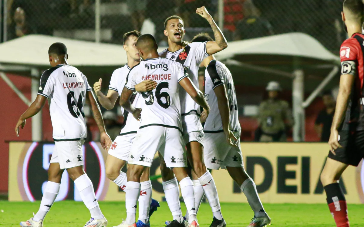 Vasco vence o Vitória e segue embalado no Brasileirão