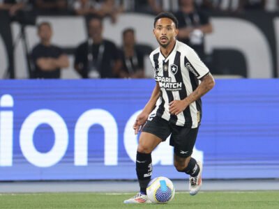 Vitinho estreia pelo Botafogo como titular pela primeira vez