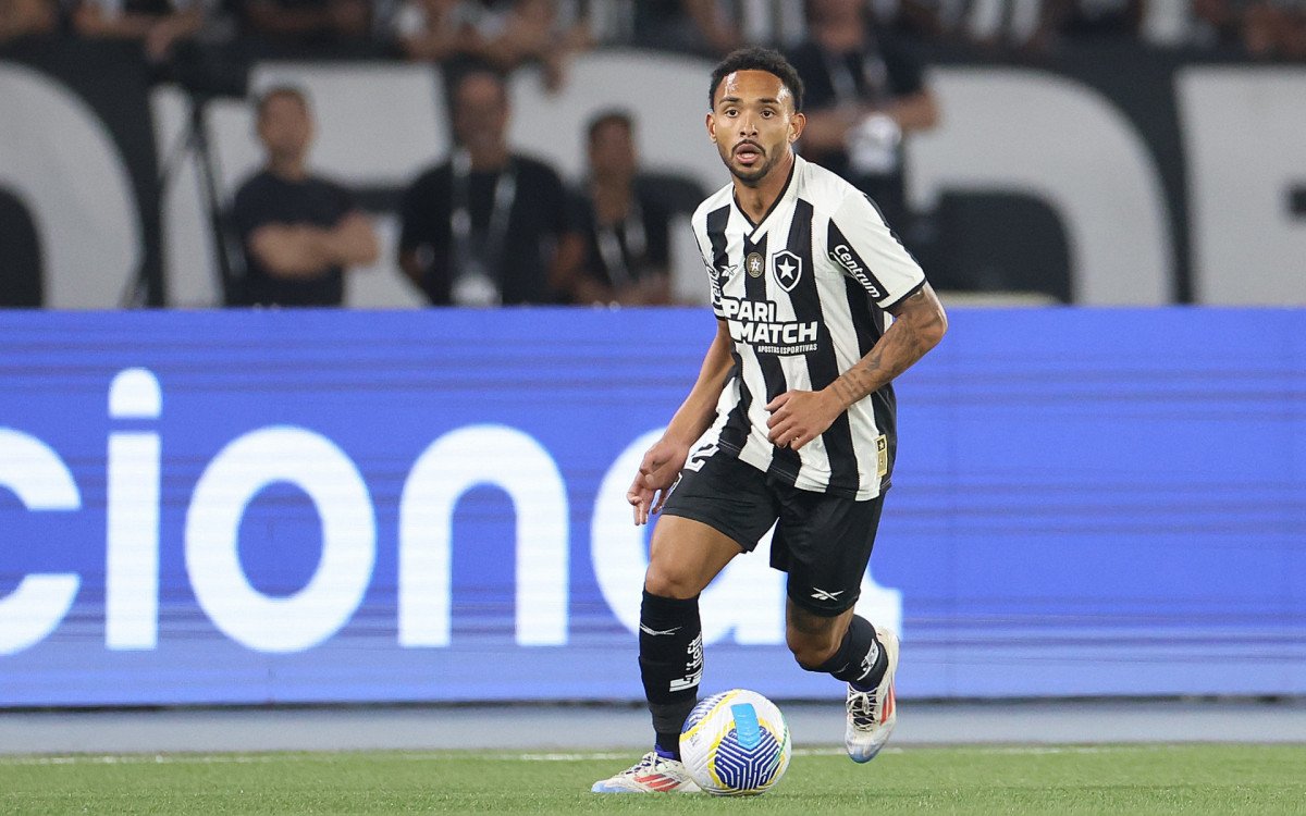 Vitinho estreia pelo Botafogo como titular pela primeira vez