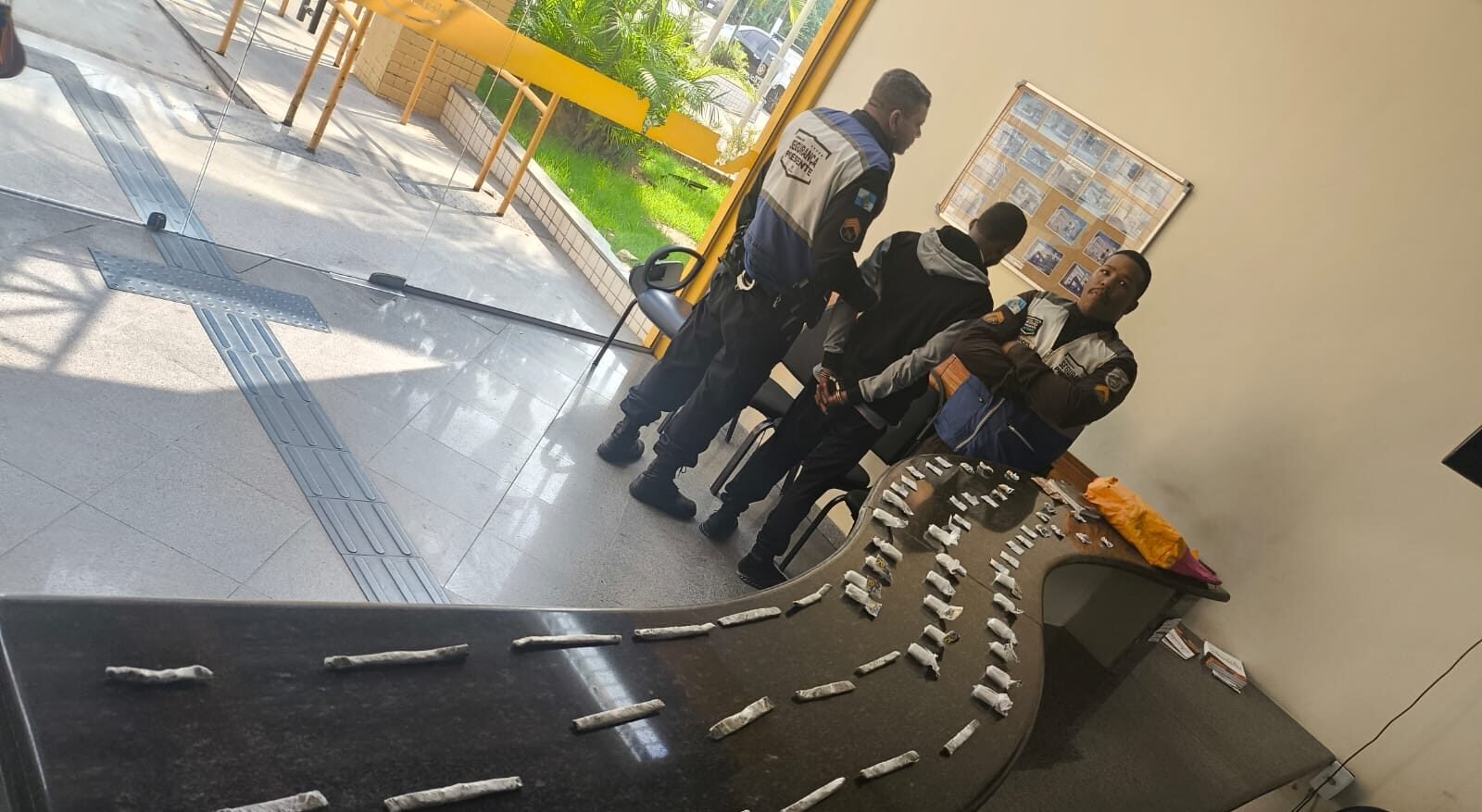 Traficante do Caranguejo sai da toca e cai de boca em beco sem saída em Piratininga, na Região Oceânica de Niterói.