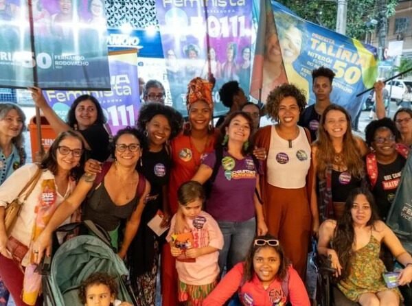 Coletiva Feminista e Talíria Petrone marcam presença em Icaraí durante ato de campanha | Reprodução