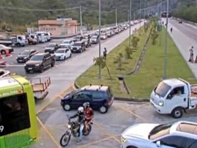 Nada de tiroteio (fake news): acidente entre moto e carro no Túnel Charitas-Cafubá ( pista sentido Charitas ) causa lentidão e engarrafamento na Zona Sul e Região Oceânica de Niterói