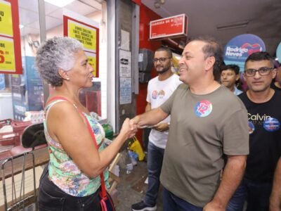 Rodrigo Neves (PDT) dedica tarde de sexta-feira a realização de campanha no Fonseca, Zona Norte de Niterói, percorrendo ruas do Bairro Chic; durante corpo a corpo, candidato promete foco em segurança, infraestrutura e saúde