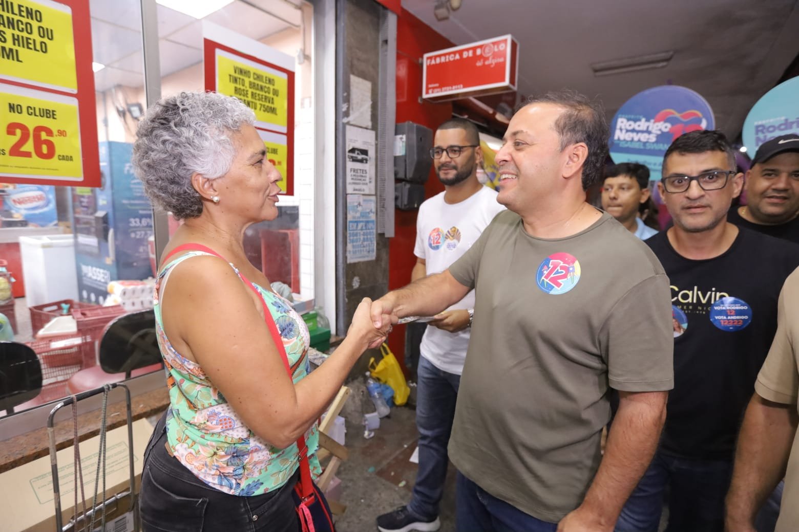 Rodrigo Neves (PDT) dedica tarde de sexta-feira a realização de campanha no Fonseca, Zona Norte de Niterói, percorrendo ruas do Bairro Chic; durante corpo a corpo, candidato promete foco em segurança, infraestrutura e saúde