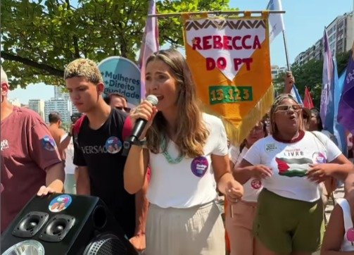 Isabel Swan durante caminhada com candidatas a vereadoras na Praia de Icaraí | Reprodução