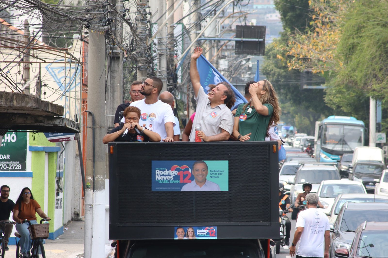 "Correata" de Rodrigo Neves mobiliza multidão de eleitores e apoiadores na Zona Norte de Niterói neste domingo | Divulgação