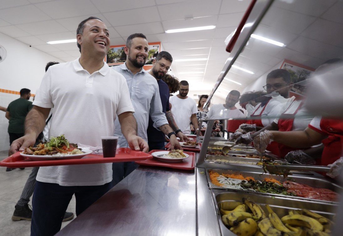 Rodrigo Neves almoça no Restaurante Popular do Fonseca e promete banquete de novos investimentos