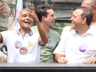 Romário veste de vez a camisa de Rodrigo Neves em Niterói após drible em Jordy