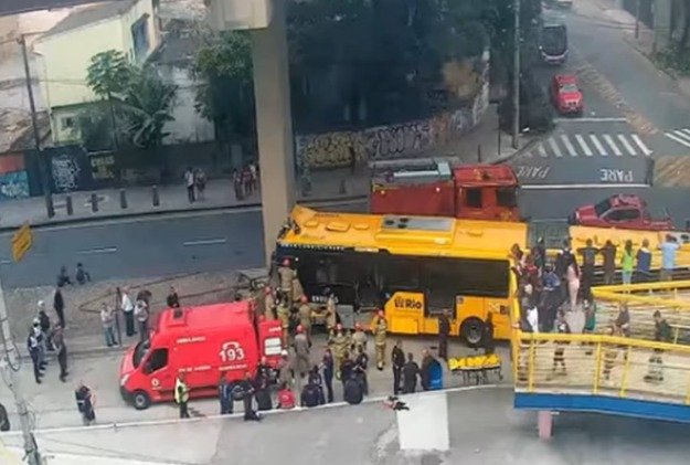 Acidente com BRT no viaduto do Gasômetro em São Cristóvão, no Rio de Janeiro, deixa dezenas de pessoas feridas, e causa caos no trânsito; ônibus bateu contra pilar - Vídeo | Reprodução/TV Globo