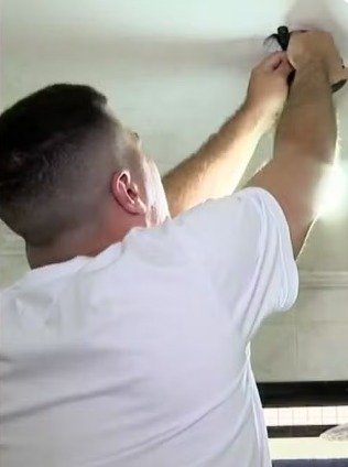 Após marido realizar troca de lâmpada, Mulher denuncia em vídeos que encontrou uma câmera espiã instalada em seu banheiro após 4 anos morando de aluguel e divulga vídeos denunciando a situação de violação de sua imagem, intimidade e privacidade, bem como de sua família | Reprodução