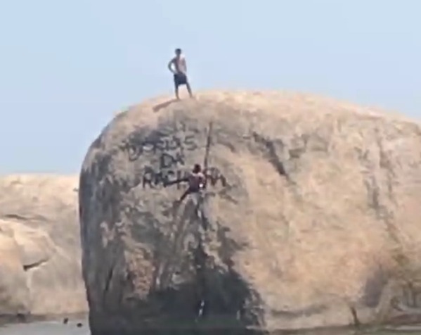 Na Prainha de Piratininga, na Região Oceânica de Niterói, uma Dupla de pichadores atacou a Pedra da Baleia, mas terminou presa pela Polícia Militar; Vídeos mostram as cenas de vandalismo e crime ambiental | Reprodução