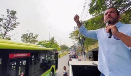 Carlos Jordy, candidato a prefeito, e Alexandra Ferro, candidata a vice, reúnem apoiadores durante adesivaço e carreata neste sábado, em Niterói (7)