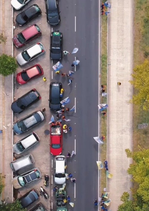 Carlos Jordy, candidato a prefeito, e Alexandra Ferro, candidata a vice, reúnem apoiadores durante adesivaço e carreata neste sábado, em Niterói (7) | Reprodução