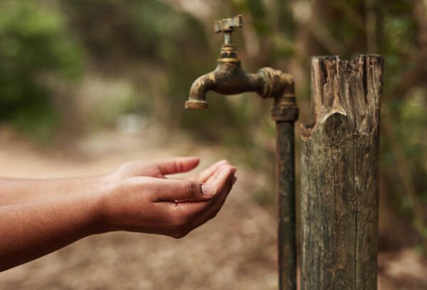 Falta d'água afeta mais de 50 bairros no Grande Rio